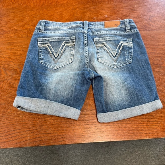 Vigoss size 5 Bermuda Blue Jean Shorts with Distressed Wash and Cuffed Hem - Picture 5 of 8